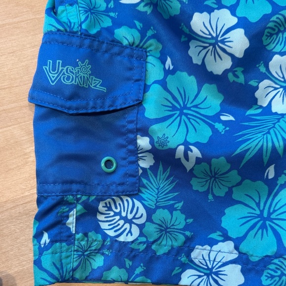 UV Skinz Blue Floral Boy’s Swim Trunks Size 4T - Picture 2 of 4